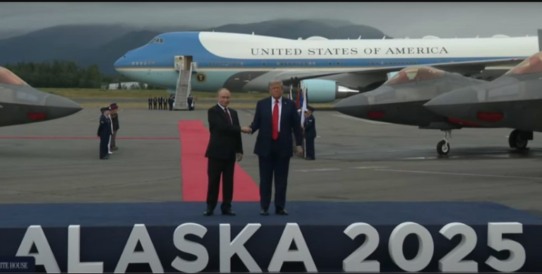 Се сретнаа Трамп и Путин на аеродромот во Алјаска, ќе договорат ли крај на војната?
