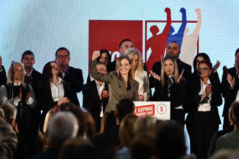 Со стиснати тупаници против апашлукот на ДПМНЕ, се бориме за нашиот дом, кажа Костова
