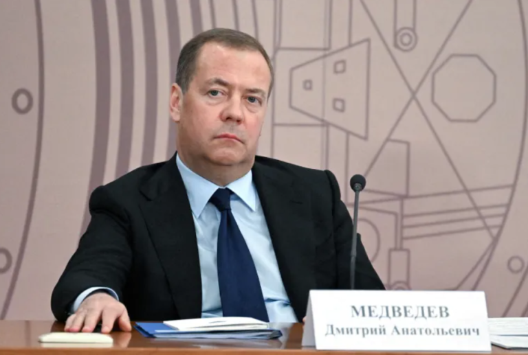 Медведев по убиството на Кирк: Политички убиства доаѓаат од проукраински либерали