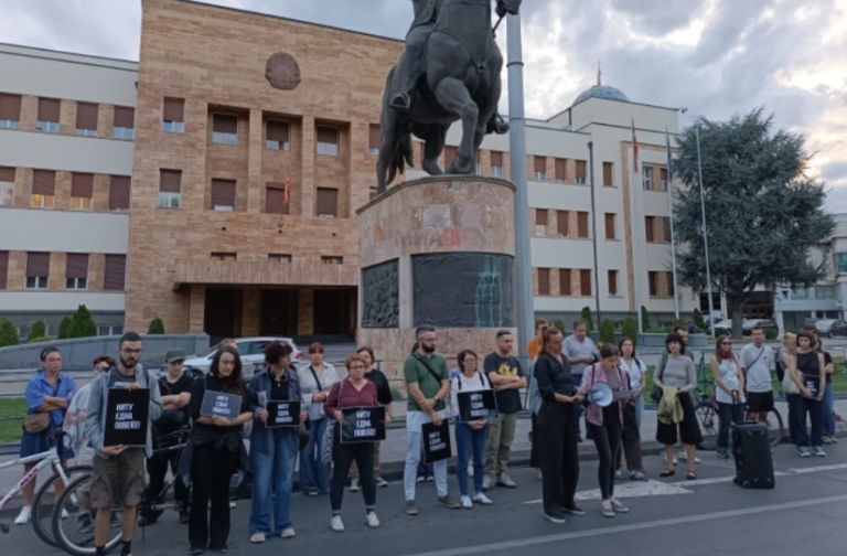 Движењето „Ниту една повеќе“ одржа протест пред Собрание