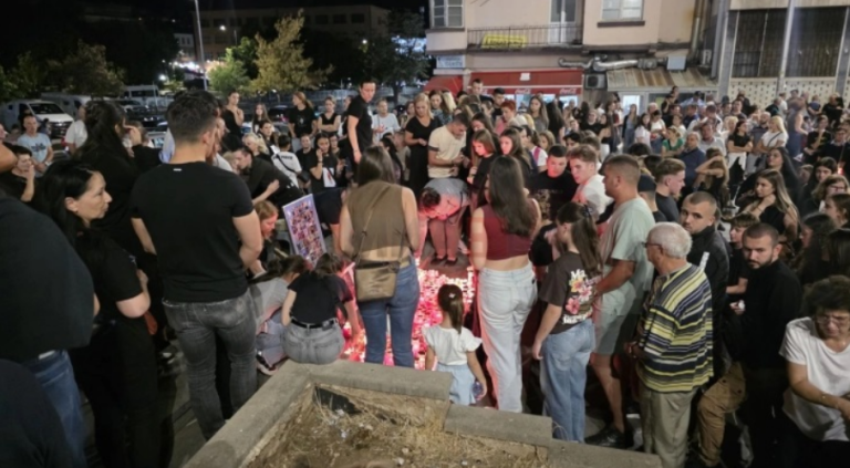 Граѓаните на Штип им оддадоа почит на загинатите во кочанската дискотека „Пулс“