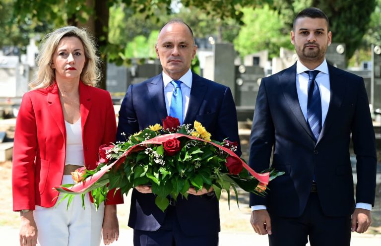 Да ја чуваме нивната оставнина и да ја градиме Македонија посилна и поправедна, порача Саша Димитријевиќ од оддавањето почит на поранешните претседатели Киро Глигоров и Борис Трајковски и на првиот премиер Никола Кљусев