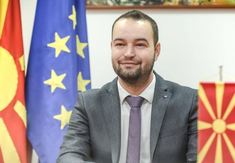 Костадинов со џентлменски одговор: Намешто како вас, со говор на омраза и манипулации – одговорете на овие прашања