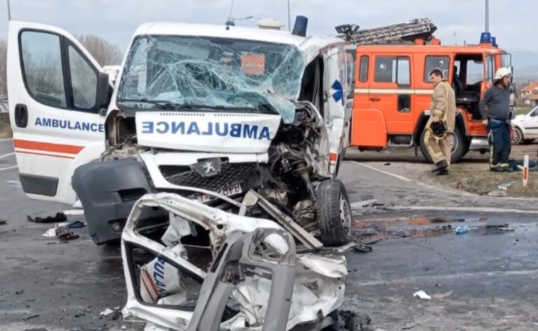 Страшна сообраќајна несреќа на амбулантно возило во Скопје: Докторот со тешки повреди во болница, пациентот кој се превезувал починал
