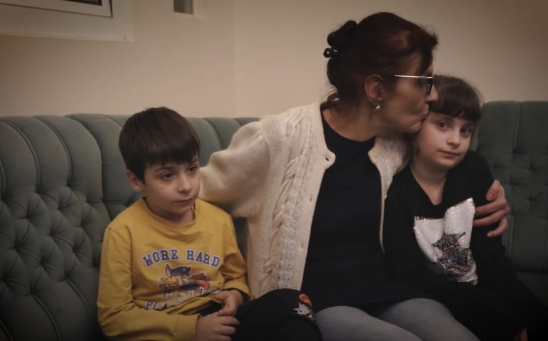 (ВИДЕО)Скопјанката Јасмина, самохраната мајка на четири деца низ солзи: Сè што правам, го правам за нив, сакам да имаат своја соба, мир и детство без грижи