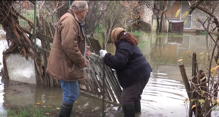 (ВИДЕО) Се излеа оваа македонска река и направи хаос и огромни штети – под вода куќи, ниви, магацини