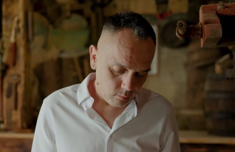 Пејачот пронајден мртов: На Мирко му се слошило и морало да го прекина настапот, а потoа…