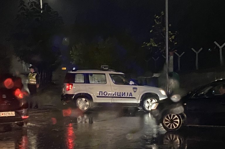 Жена со автомобил удрила друга жена во Скопје, па ја однела во приватан болница и побегнала