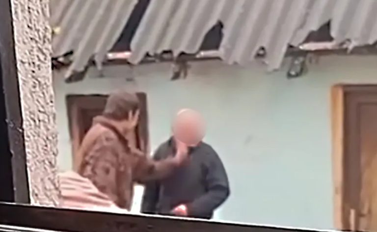 (ВИДЕО) Синот Никола го шамара својот татко додека мајката „навива“ – снимка која ги згрози сите