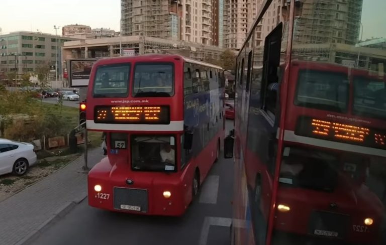 Патник на автобус во Скопје заврши со тешки повреди бо болница откако шоферот закочил