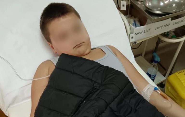 „Не го пуштаат да оди во тоалет, го избодоа со шестар и го удриле со столче“ Десетгодишно момче е жртва на брутален третман од неговите врсници, очајна мајка бара заштита