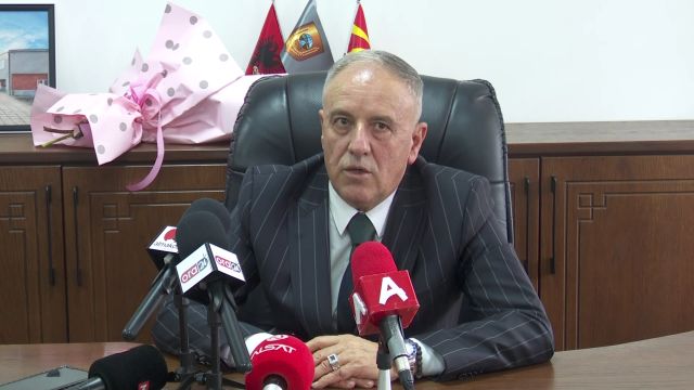 Градоначалникот на Струга доби кривична зошто на денот на албанското знаме не закачил и македонско