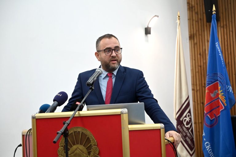 (ФОТО) И првиот човек на МВР го „пецнаа“: Тошковски брзајќи на партиски конгрес фатен на Сејф сити во прекршок