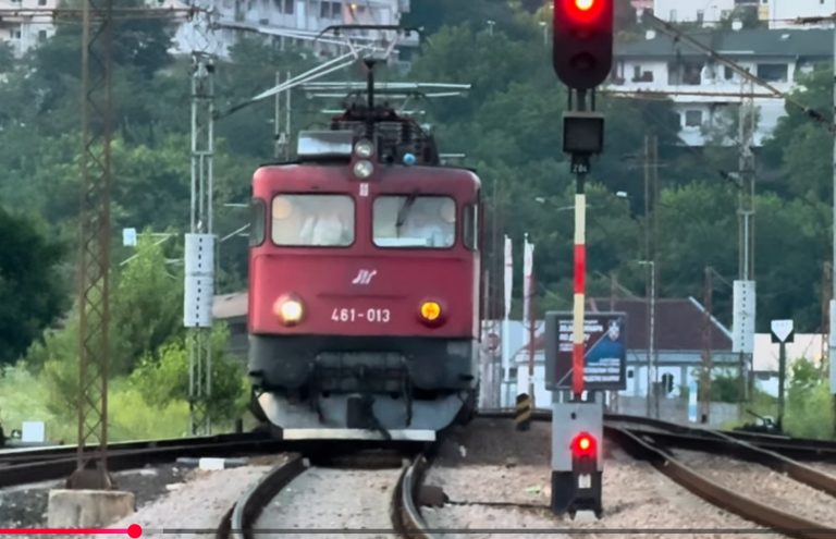 Трагедија: Малолетник се фрли под воз од Македонија