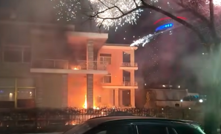Тирана во пламен: Демонстранти нападнаа институции, полицијата интервенираше